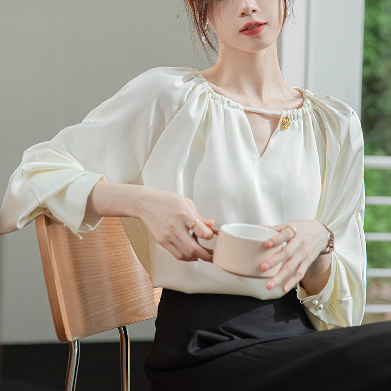 ★上質感 滑らか素材 通勤 通学 オフィス着 司会 お出かけ Vネック ゆったりパフスリーブシャツブラウス