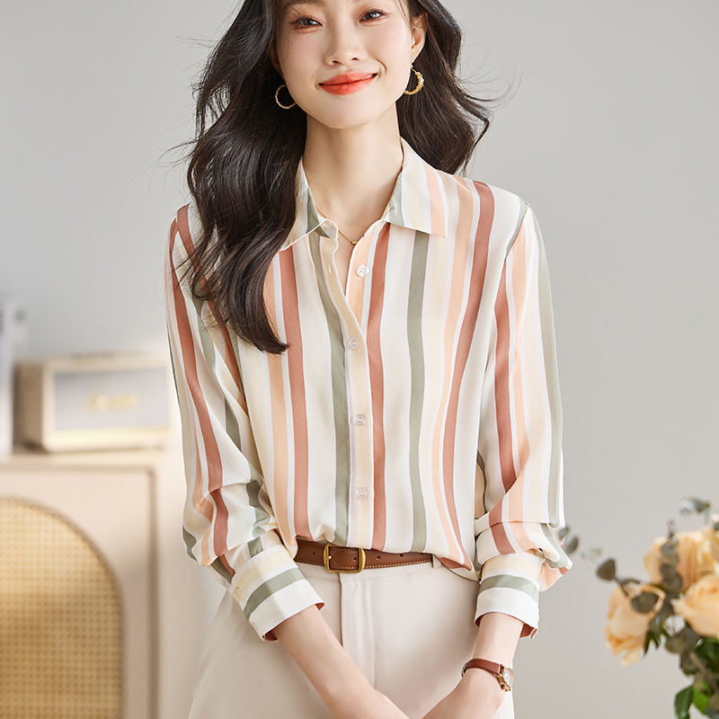 ★通勤 通学 オフィス着 ストライプ柄　滑らか素材感 シャツブラウス