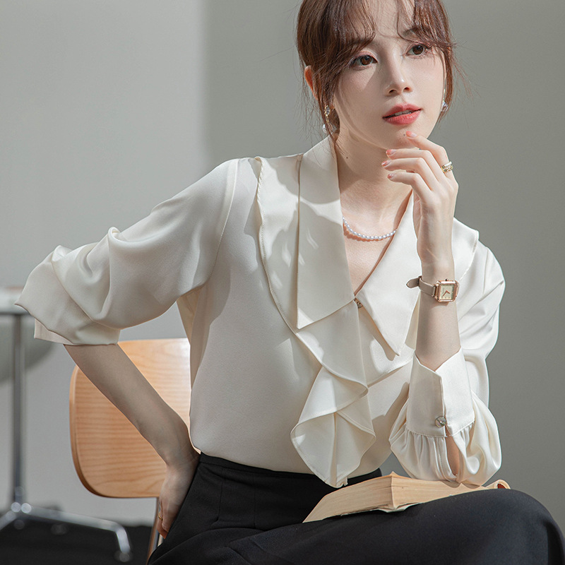 ★ゆったり 上質感 滑らか素材 通勤  オフィス着 司会 可愛いフリル　上品サテンシャツブラウス